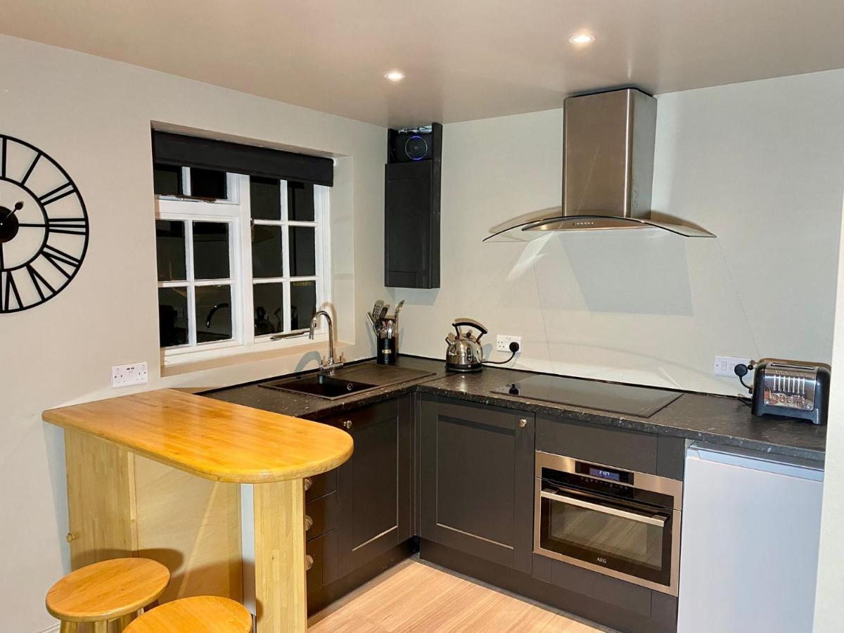 Well Cottage: A Cotswold Cottage At The Heart Of The Village Of Crudwell Εξωτερικό φωτογραφία