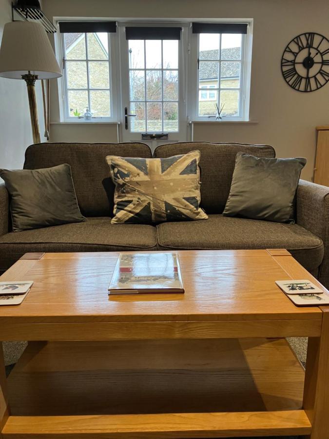 Well Cottage: A Cotswold Cottage At The Heart Of The Village Of Crudwell Εξωτερικό φωτογραφία